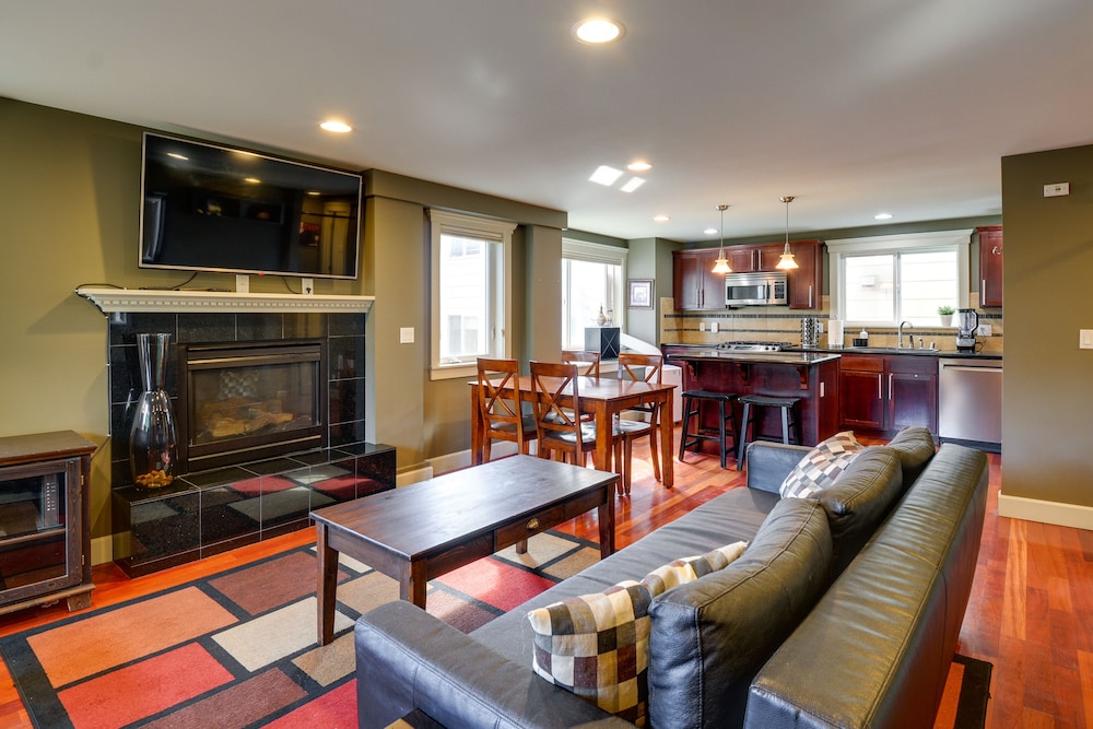 Sleek Seattle Getaway ~ 3 Mi to Alki Beach! view 4