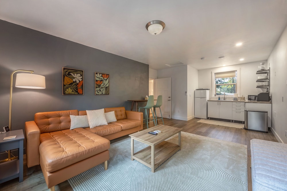 Evergreen Retreat B 30 Night Minimum 1 Bedroom Apts