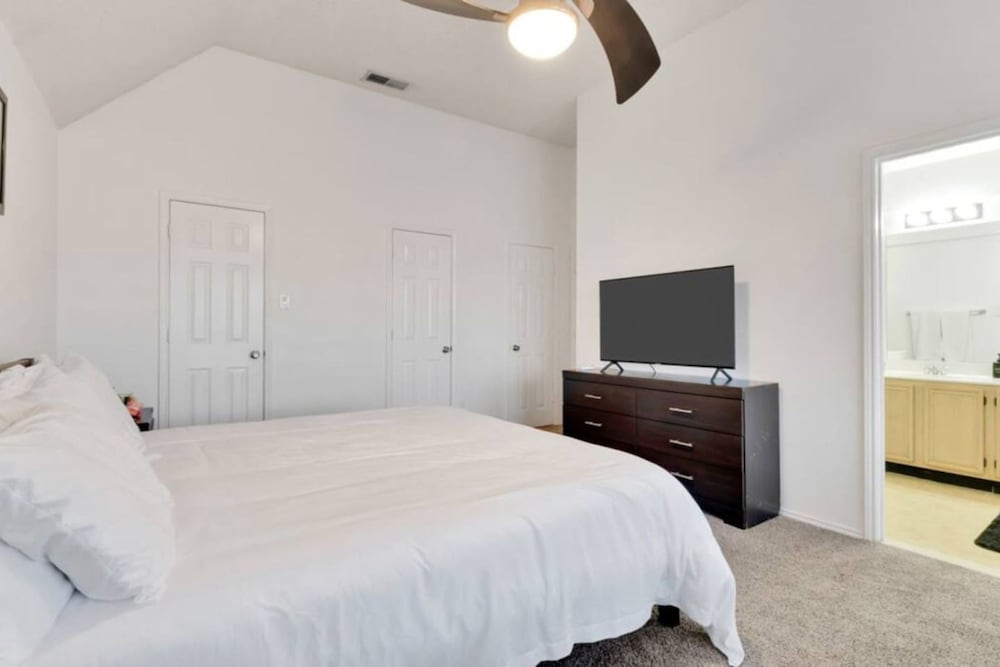 Frisco Castle 3BR Garage Parking Gated Backyard
