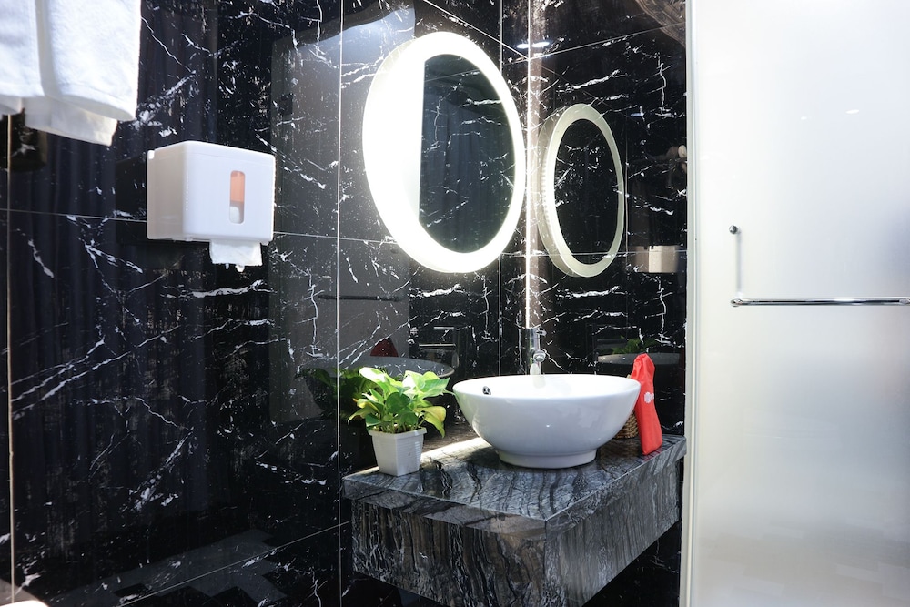 RedDoorz Premium @ Nguyen Oanh Street