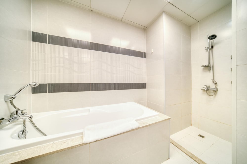 Modish Palm 3BR w Private Balcony Beach Access