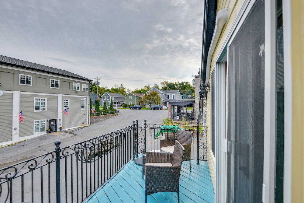 Walk to Marina: Dog-friendly Lake Ontario Studio