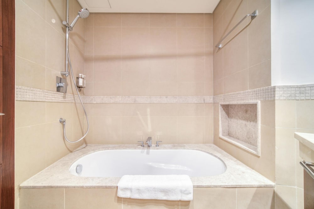 Trendy 2BR Downtown Apt Steps From Burj Khalifa