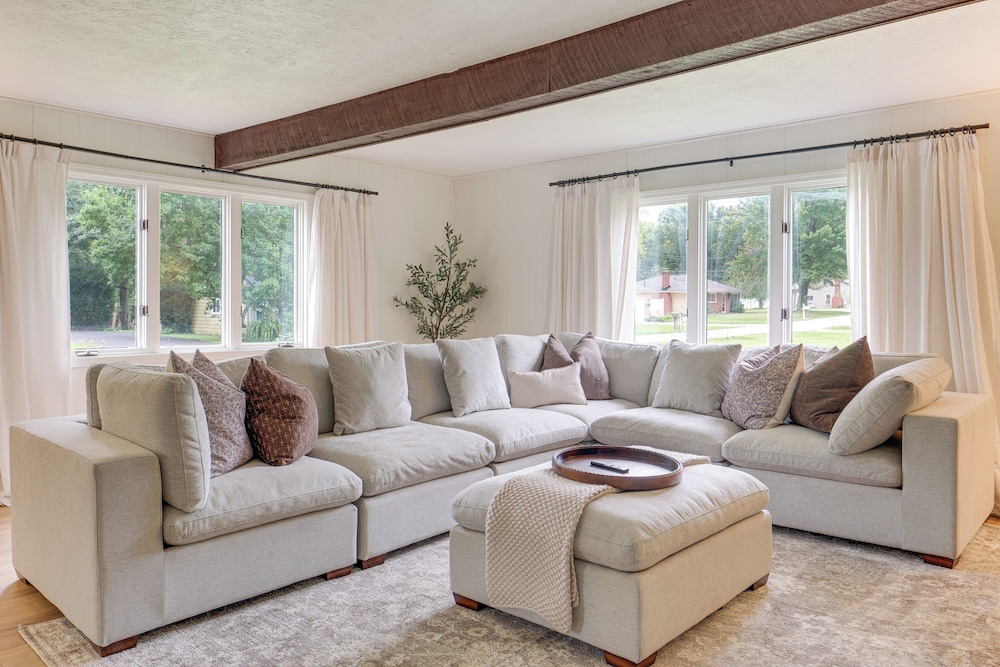 < 1 Mi to Lake Erie: Home w/ Hot Tub & Game Room!