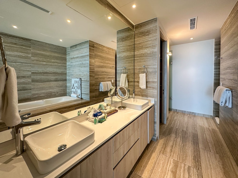 3BR Ground Floor Condo With Direct Pool Access