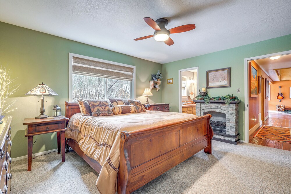 Walk to Main St: 'mountain Creek Home' w/ Chiminea