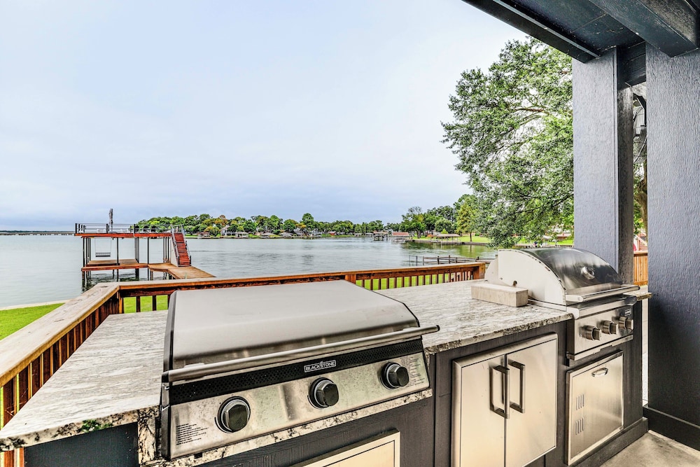 Hot Tub, Fire Pit! High-end Cedar Creek Lake Haven