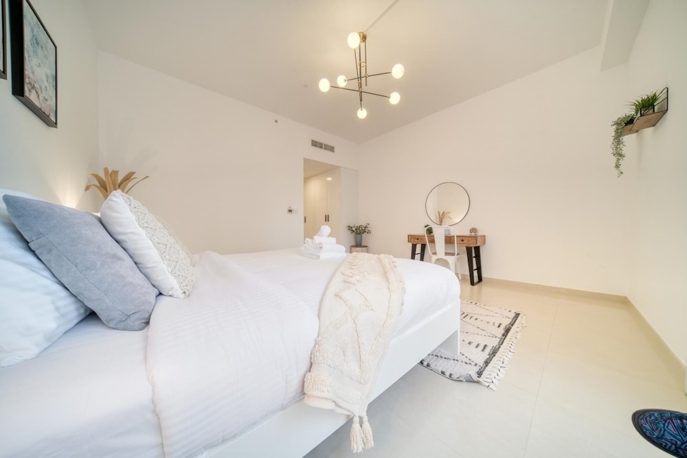 JBR Gem Spacious 1BR Apt With Balcony