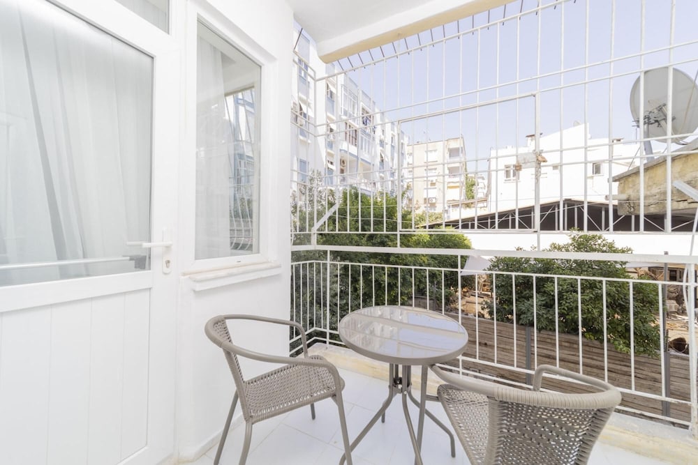 Cozy Flat w Balcony 10 min to Mermerli Beach