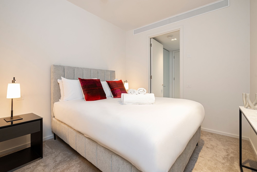 Sensational Two-bedroom Apartment by the River