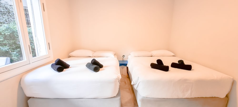 Charming 2BDR apt W Private Garden TL41 view 5