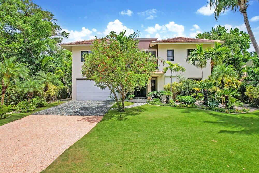 Beautiful Villa Tortuga at Puntacana Resort Club Pool Garden Golf Cart Maid