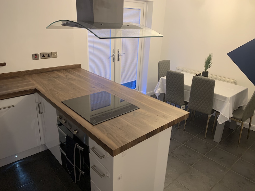 4 bedroom worker property parking view 4