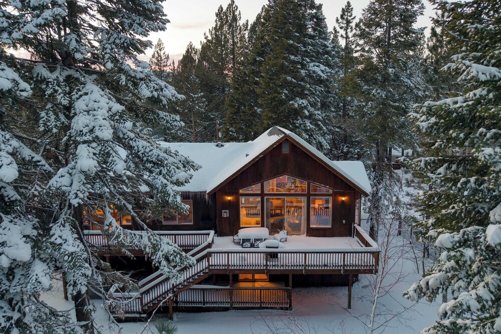 Cherry Hills Spacious Tahoe Cabin With Deck, Fireplace & Open Interiors