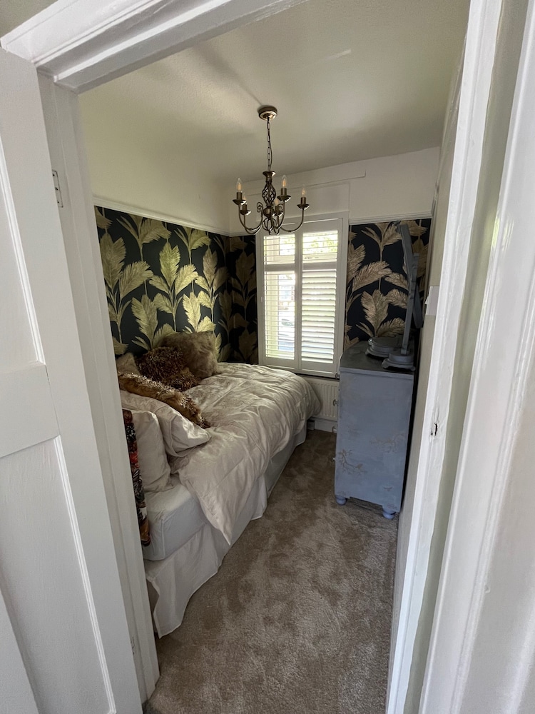 Cardiff - Sleeps 7 - Parking - Jacuzzi - Garden