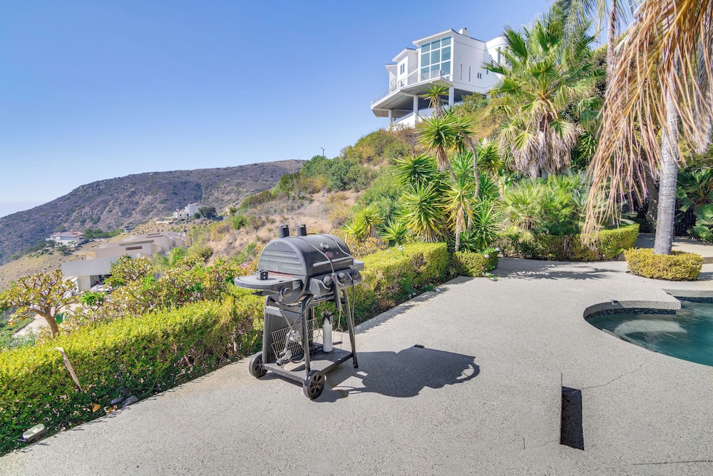 Pool, Spa & Ocean Views - Modern Home in Malibu!