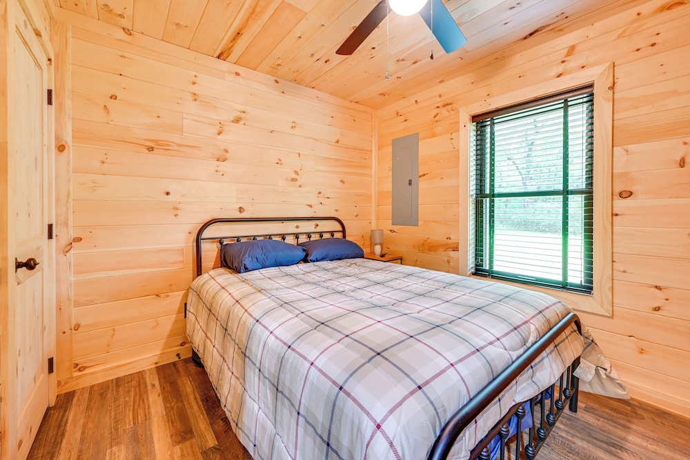 Near Mammoth Cave: Family-friendly Cabin w/ Patio!
