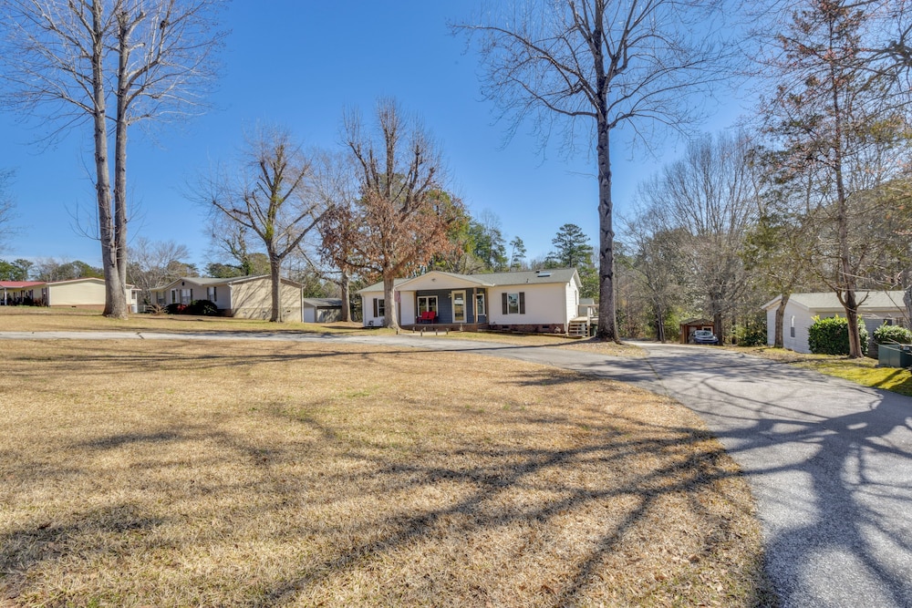 Deck, Grill & Dock Access: Lake Keowee Retreat!