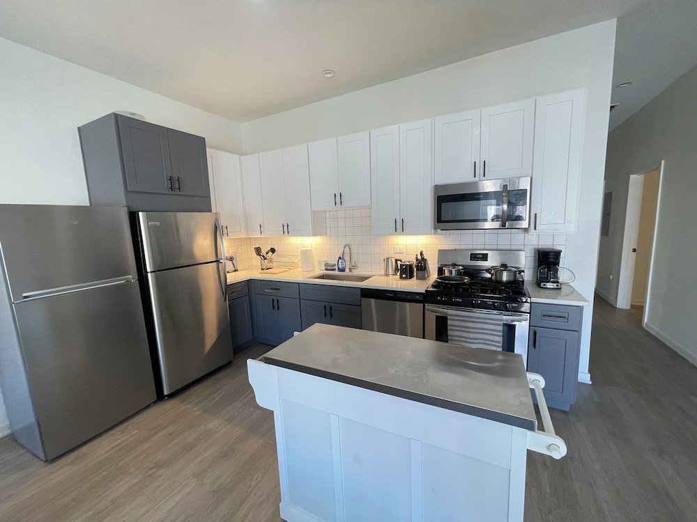 Cozy and Modern Stay in the Heart of C