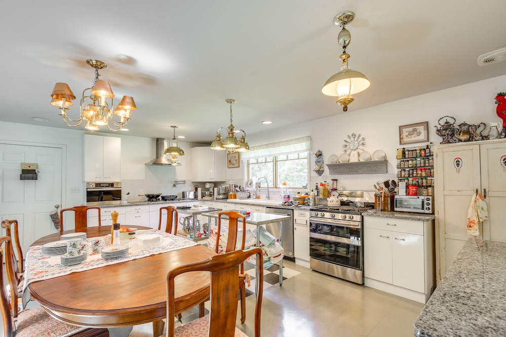Spacious & Secluded Shook Home w/ Private Hot Tub! view 4