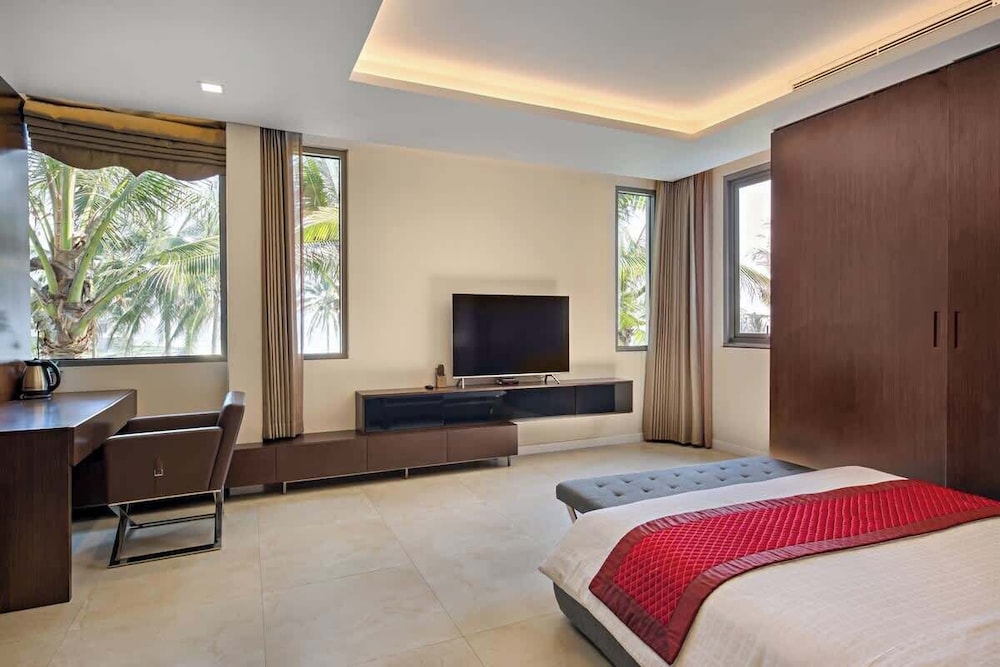 Luxe 6BR Beachfront Villa: Group Getaway Haven