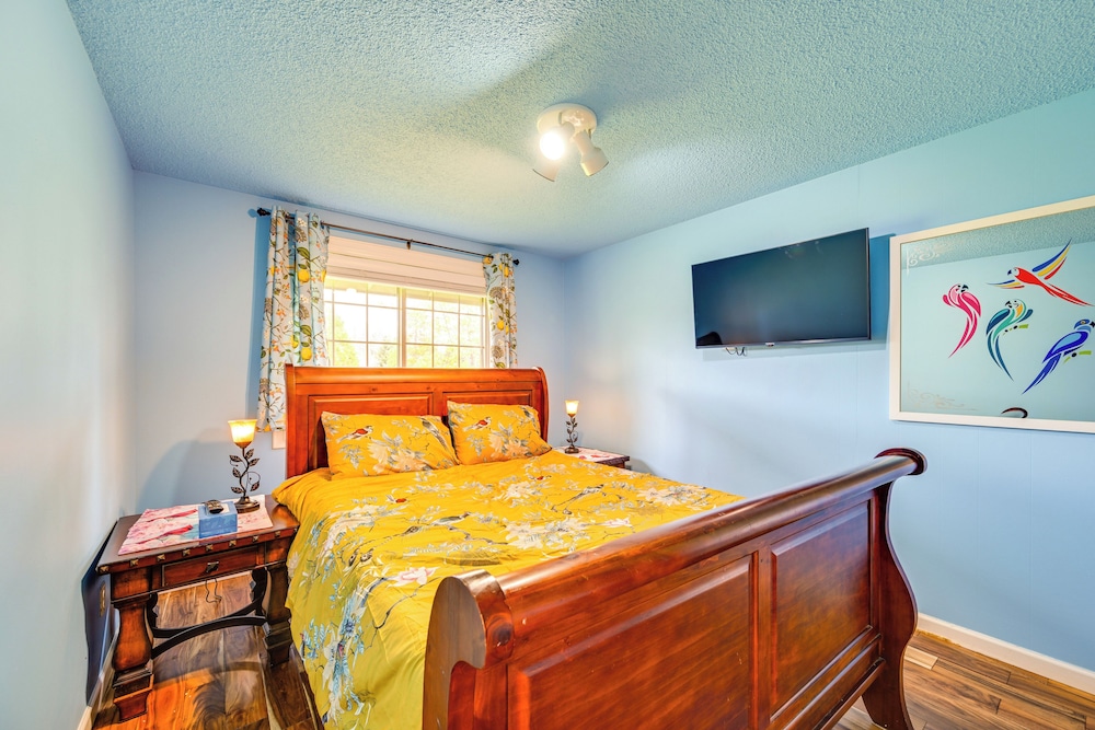 9 Mi to Spanaway Park: Home w/ Indoor Hot Tub