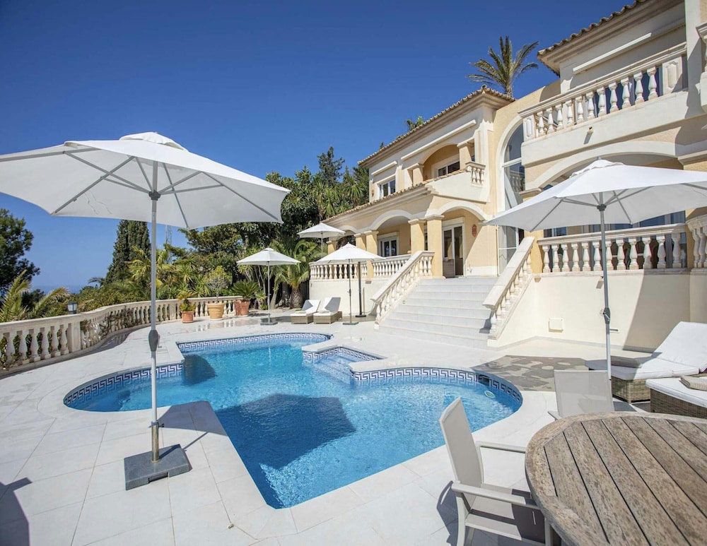 Lavish Villa With Saltwater Pool