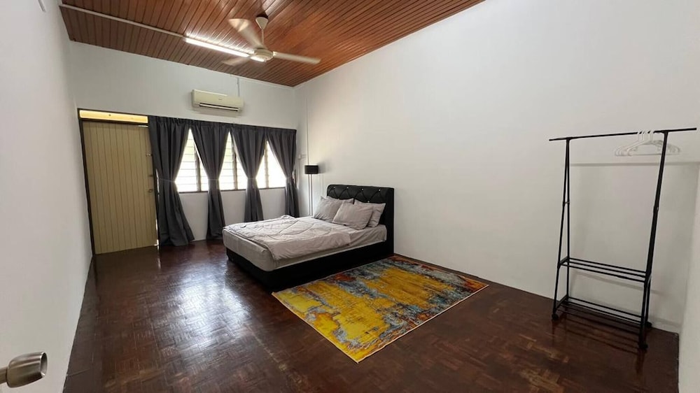 Bayan Lepas Getaway - Nature Views & BBQ Haven
