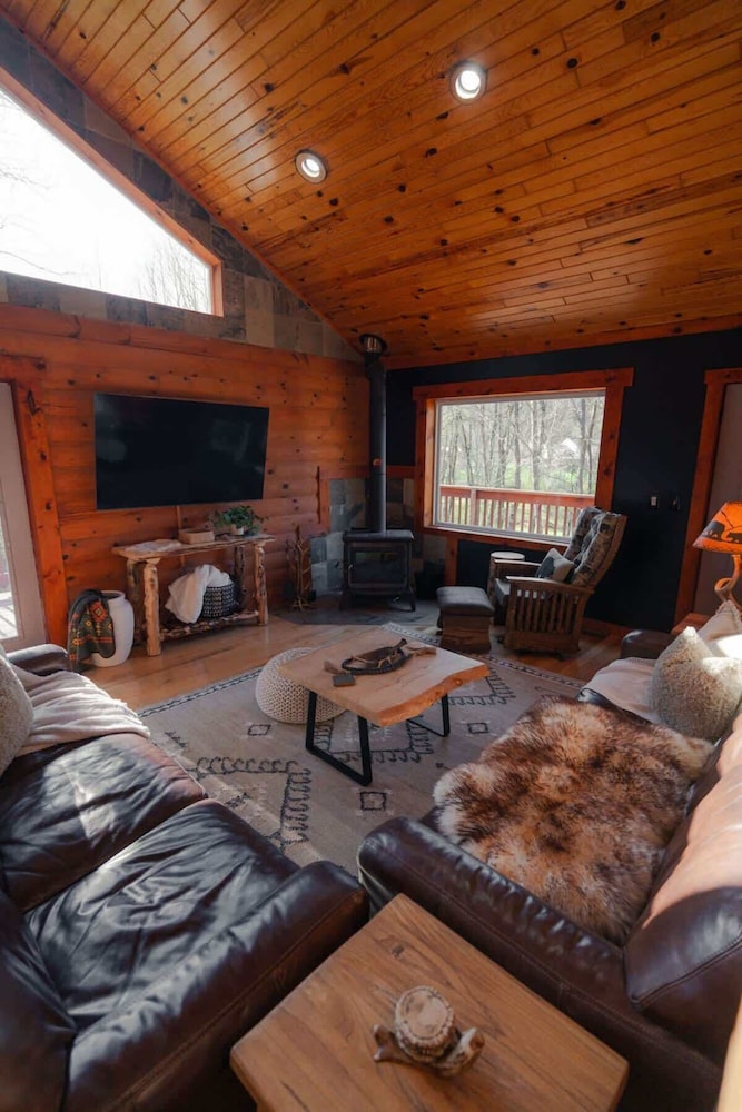 Cozy Cabin With Hot Tub - Near all in Hocking Hills