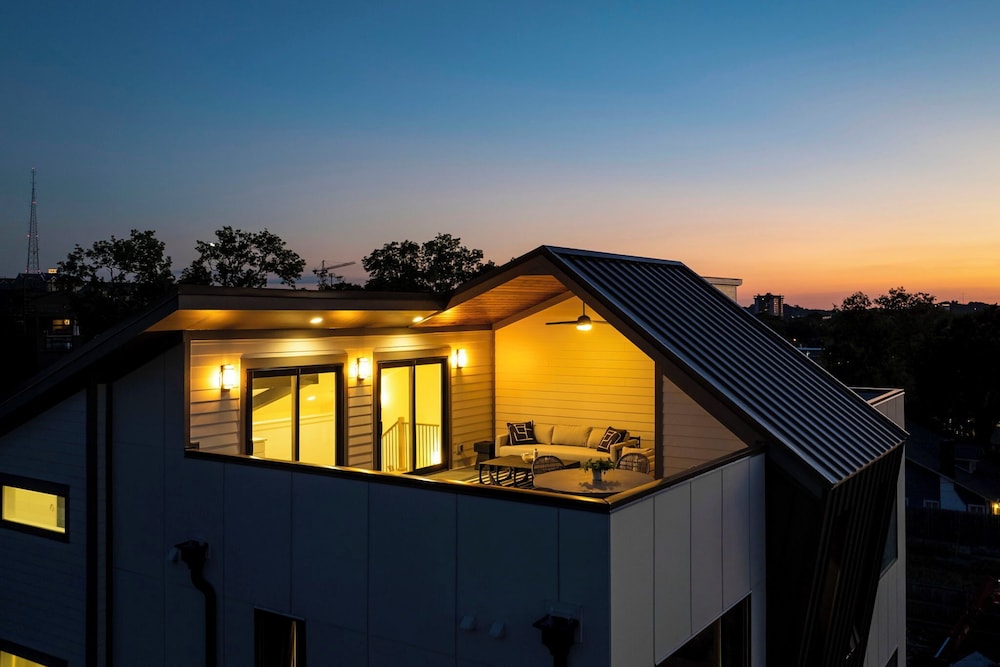 Elevate - Modern Luxury - Stunning City Views