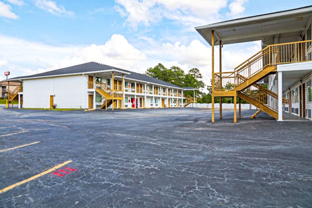 Economy Inn By OYO Ashburn view 3