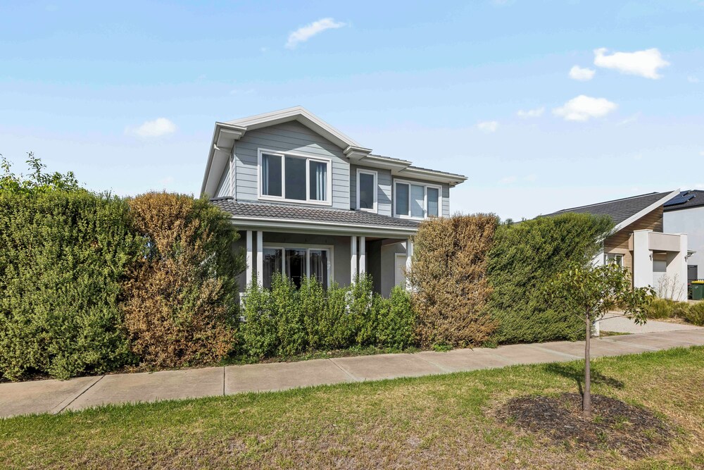 StayAU Contemporary 5BRM Families Home Point Cook