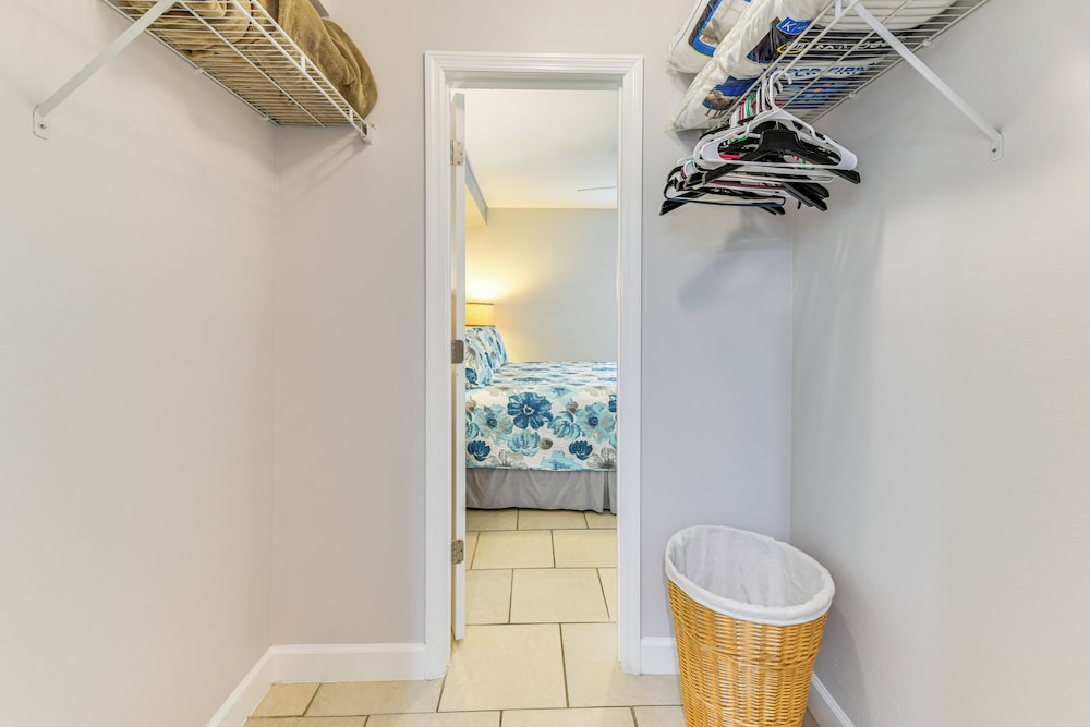 4 Mi to Siesta Key Beach: Condo w/ Pool Access