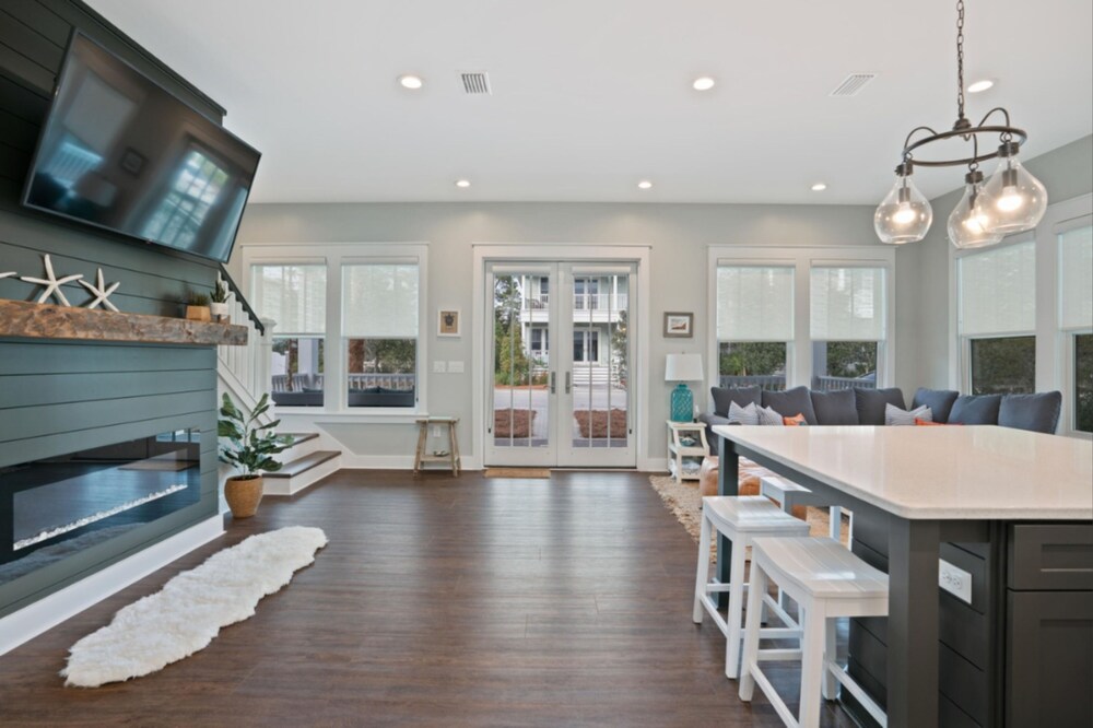 Aquamarine! Sleeps 12! Close to Community Pool! Private Beach Access!