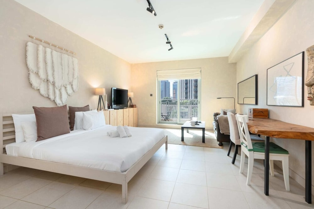 Stylish Studio Apartment w/ Patio, Downtown Dubai