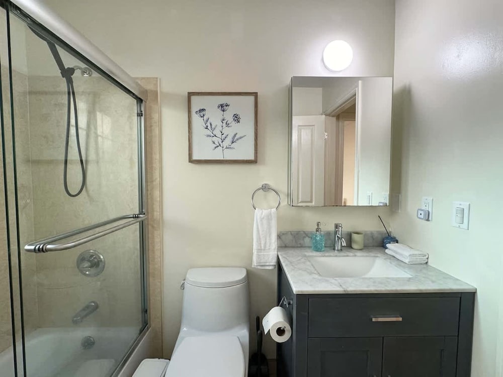 South SF Spacious Entire Unit With 3brs 3bth on 2F
