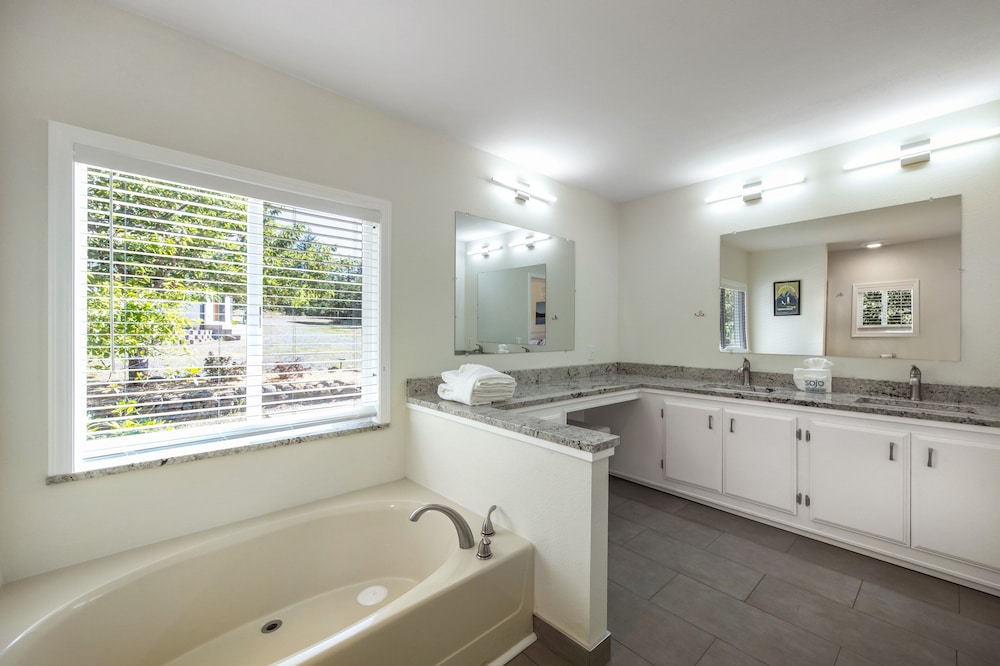 Orchard Haven Guest House 2 Bedroom Home by RedAwning