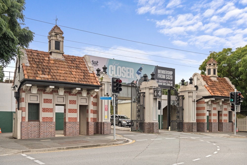Charming 2-bed Terrace in Prestigious Ascot