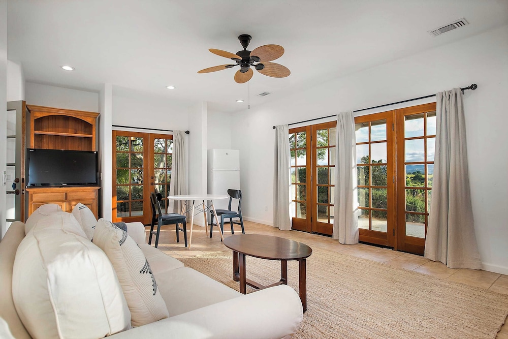 Wellsona Vineyard Retreat + Pool, Hot Tub, Views Main Home + Guest Home