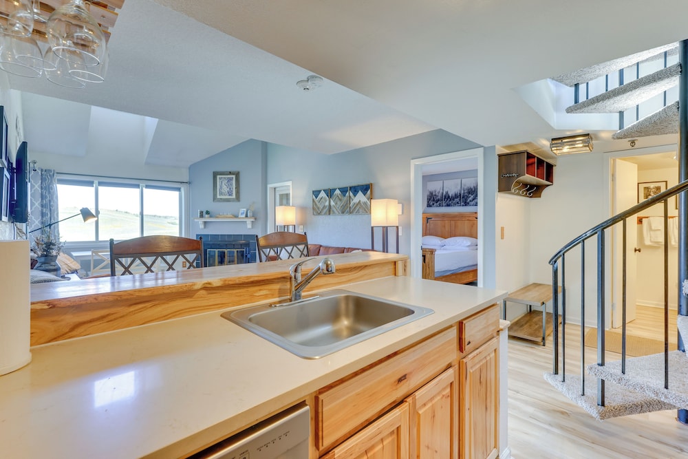 Ski-in/out Granby Condo w/ Mtn Views + Balcony!