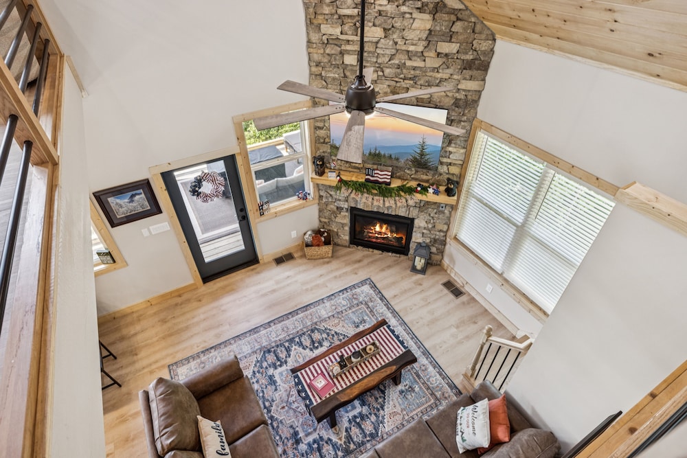 Bear Cheeks 4 Bedroom Cabin