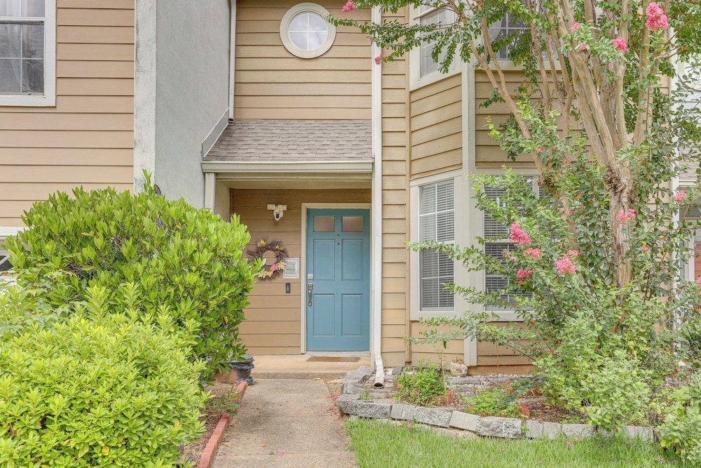 Fenced Yard & Pool Access: Lawrenceville Retreat!