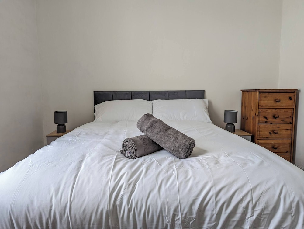 Family-sized Comfort - Walk to Lake & City Centre