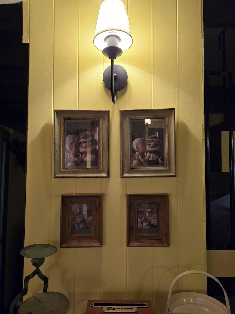 Homey Home UP Themed Near MRT Samyot
