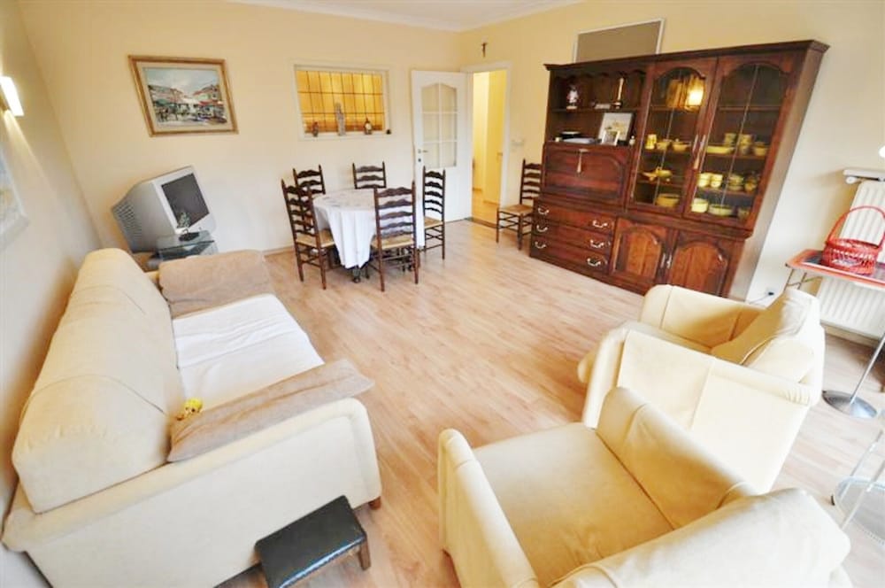 Pleasant Apartment With Nice View of Park