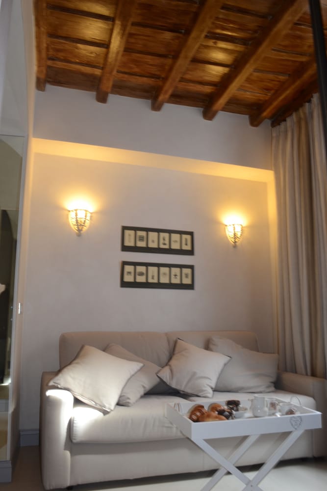 Rome Frattina 27