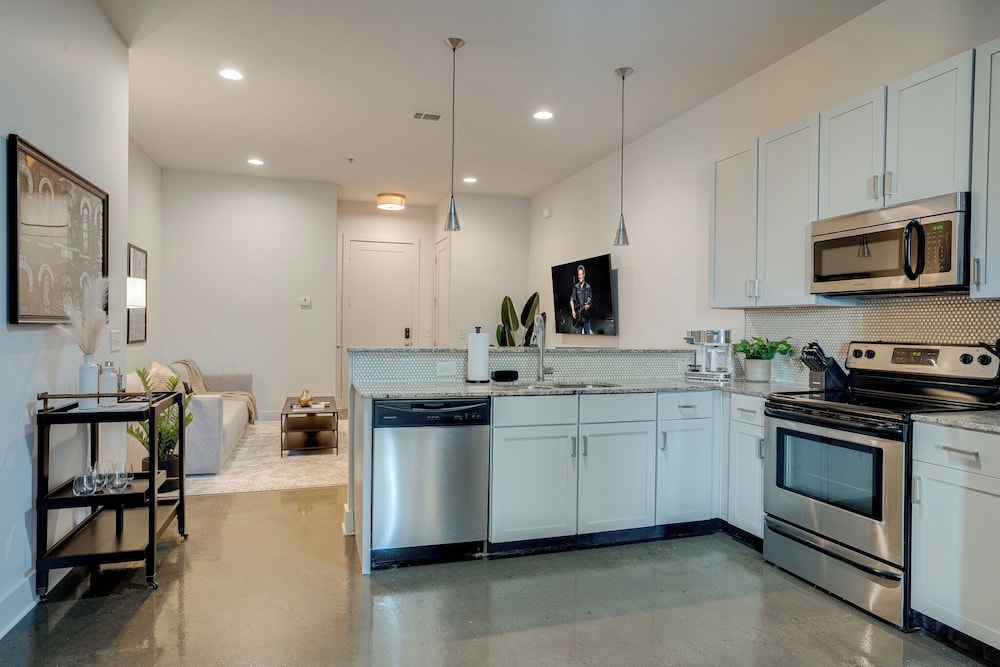 Lofts At 30th - Urban Lodge - Mins to Broadway!