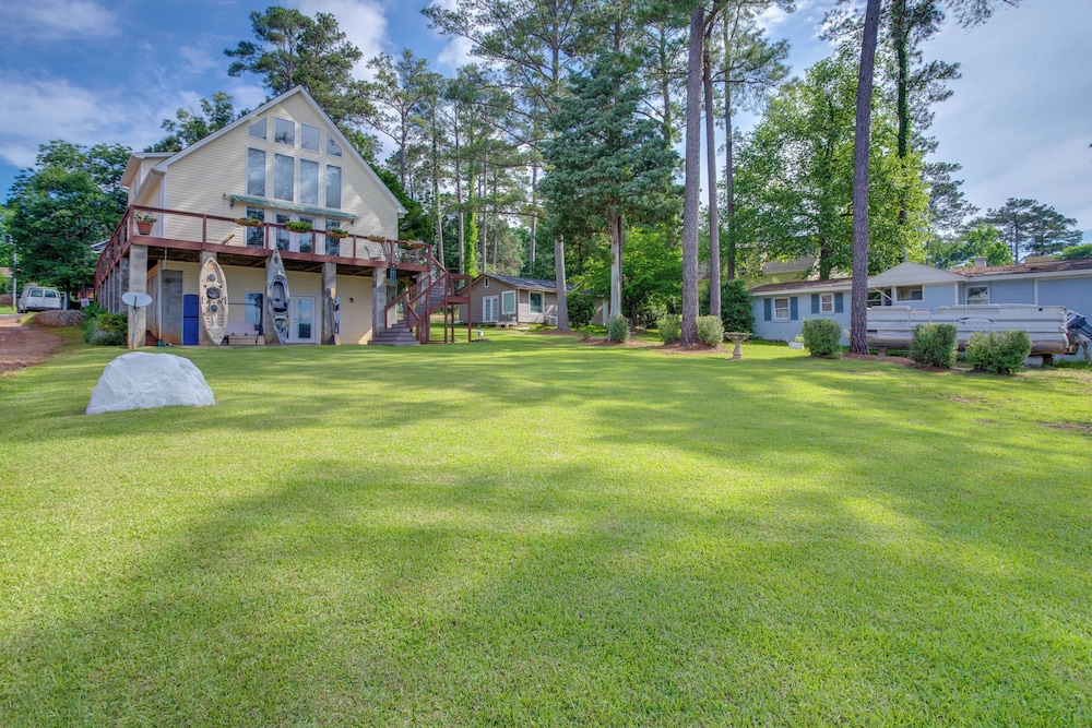 Deck & Views: Lake Murray Escape in Chapin!