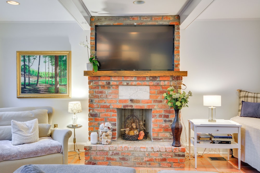 Walk to Main St: Historic High Point Carriage Home