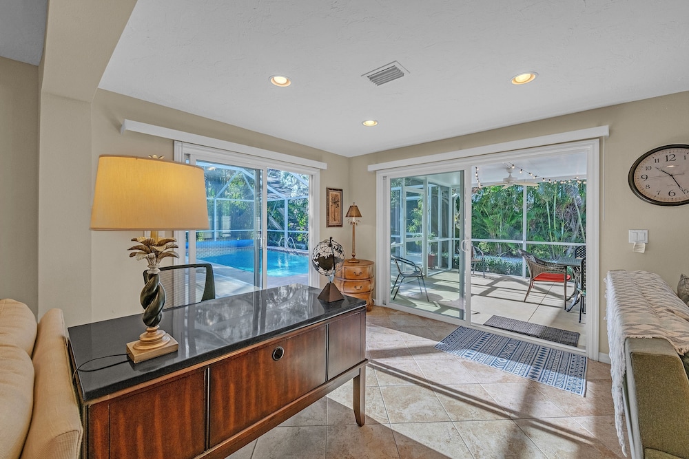 Comfy Home W/ Heated Pool Near Siesta Key Beach 2 Bedroom Home